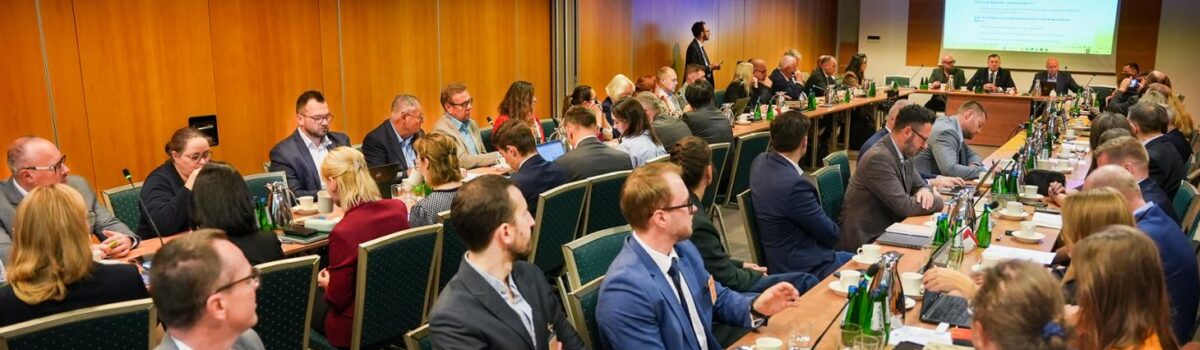 Minister Krajewski: wspieramy zrównoważony rozwój sektora produkcji zwierzęcej. Posiedzenie Okrągłego stołu produkcji zrównoważonej